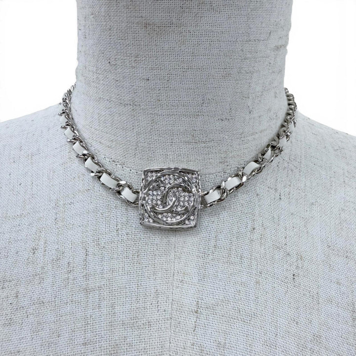 極美品☆CHANEL シャネル 2025年製 B25C ココマーク ラインストーン レザー使い ネックレス チョーカー シルバー ホワイト イタリア製