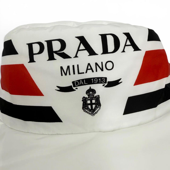極美品☆PRADA プラダ 1HC248 NYLON PADDED HAT ロゴデザイン バケットハット パデットハット ホワイト M イタリア製 正規品 レディース
