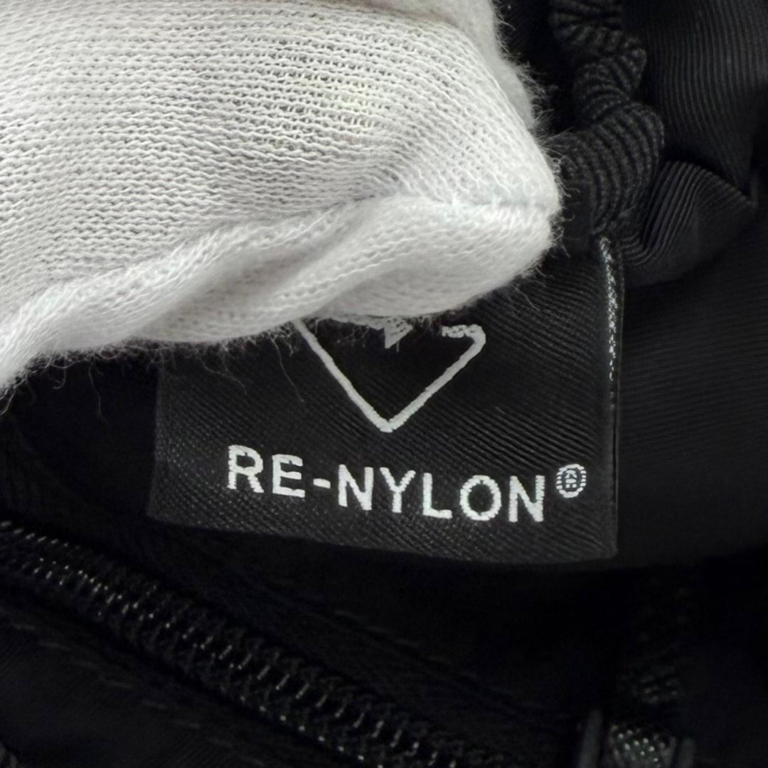 極美品★PRADA プラダ 1ND339 マイクロ Re-Nylon ポーチ FRIDタグ付 トライアングルロゴ 化粧ポーチ ブラック イタリア製 保存袋付