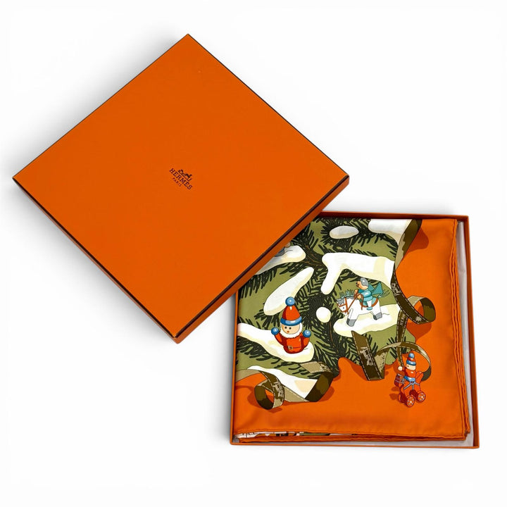 未使用品★エルメス カレ90 Noel au 24 Faubourg フォーブル24番地のクリスマス シルク100％ POTIRON/VERT AMANDE/CORAIL スカーフ