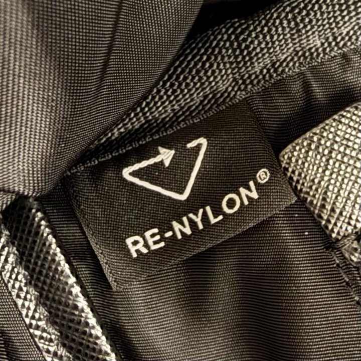 極美品△PRADA プラダ 2VZ019 トライアングルロゴ Re-Nylon レザー使い リュックサック デイパック ブラック 定価616000円 保存袋付き