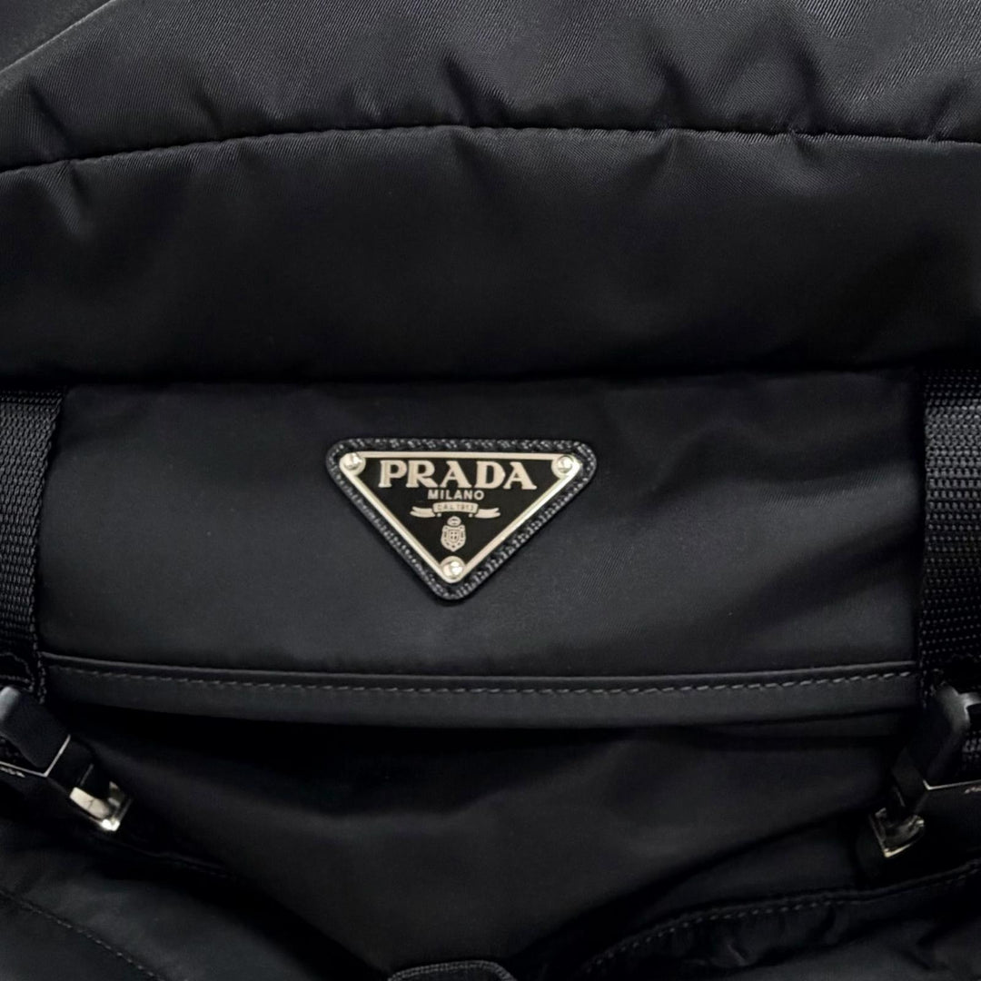 極美品△PRADA プラダ 2VZ019 トライアングルロゴ Re-Nylon レザー使い リュックサック デイパック ブラック 定価616000円 保存袋付き