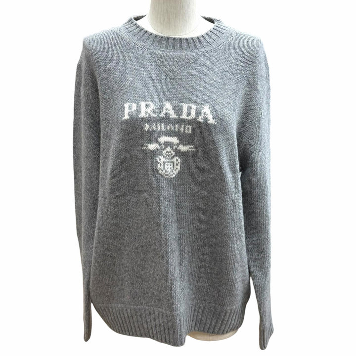 美品★PRADA プラダ P24G1V ロゴ カシミヤ ウール クルーネック セーター フロントロゴ セーター グレー 42 イタリア製 正規品