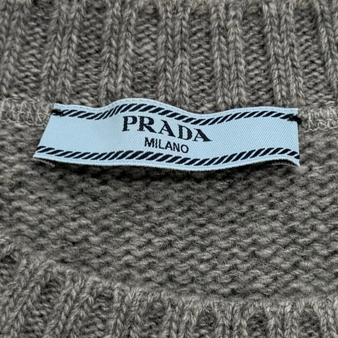 美品★PRADA プラダ P24G1V ロゴ カシミヤ ウール クルーネック セーター フロントロゴ セーター グレー 42 イタリア製 正規品