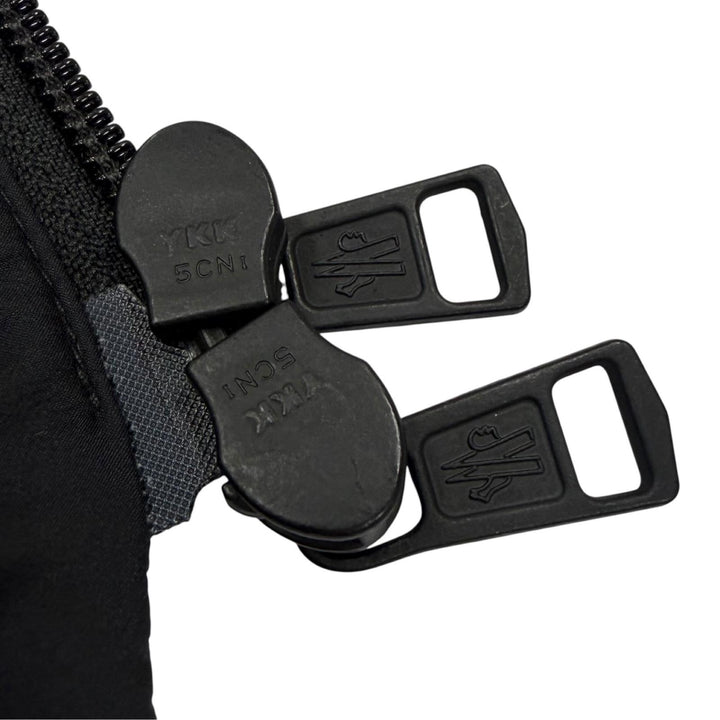 美品▼MONCLER モンクレール 2025年製 MADEIRA ロゴワッペン付き フーデッド ダブルジップアップ ダウンジャケット ブラック 2 正規品