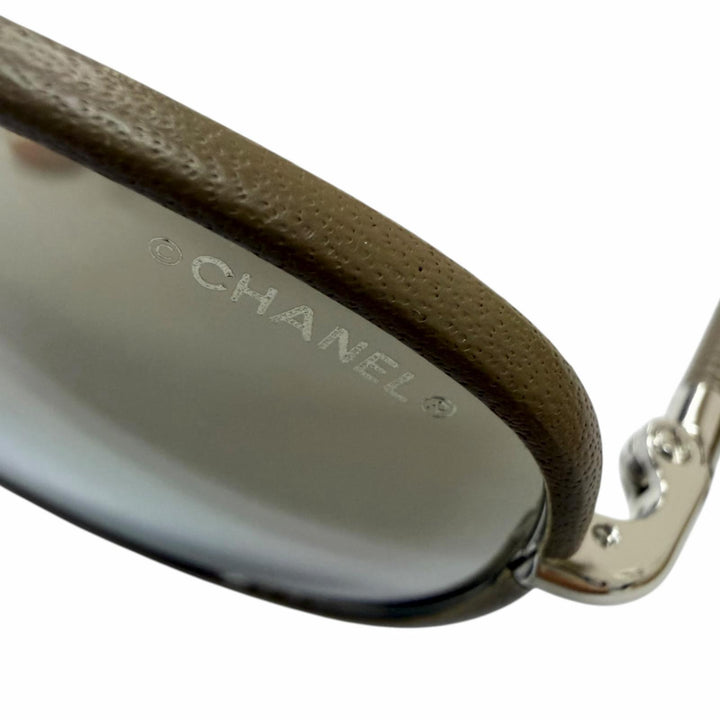 美品□CHANEL シャネル 4230-Q レザー使い ココマーク ミラーレンズ アビエーターサングラス グレージュ 55□16-140 イタリア製 メンズ