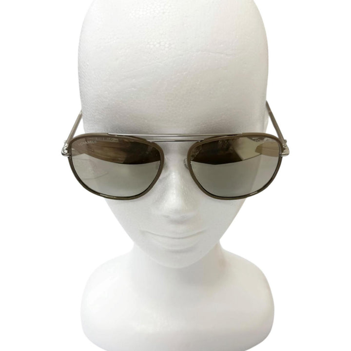 美品□CHANEL シャネル 4230-Q レザー使い ココマーク ミラーレンズ アビエーターサングラス グレージュ 55□16-140 イタリア製 メンズ