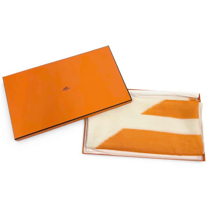 未使用品☆HERMES エルメス カレジェアン カレ140 Plume H Ikat カシミヤ シルク Hロゴ スカーフ オレンジ 正規品 レディース 箱付き