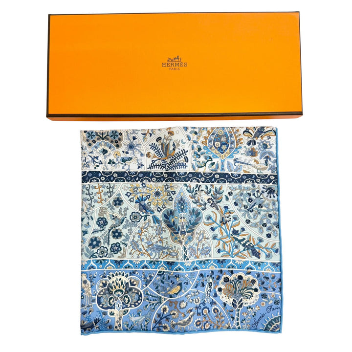 未使用品△HERMES エルメス Au Pays des Oiseaux Fleurs 花咲く鳥たちの国で シルク100％ BLEU CIEL/MYOSOTIS プチカレ カレ45 スカーフ