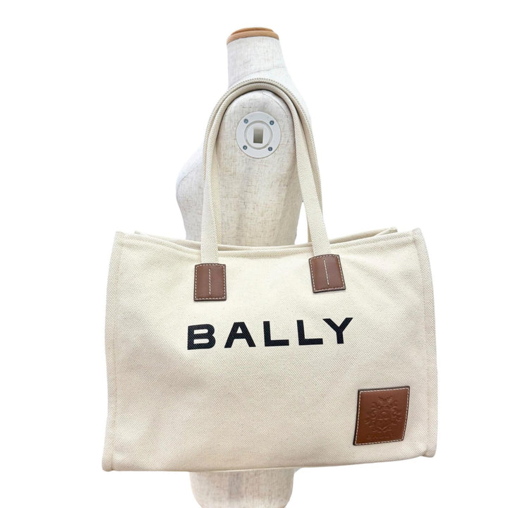 極美品△BALLY バリー AKELEI ロゴレザーパッチ キャンバス 大型 トートバッグ 肩掛け可◎ アイボリー系 ブラウン レディース