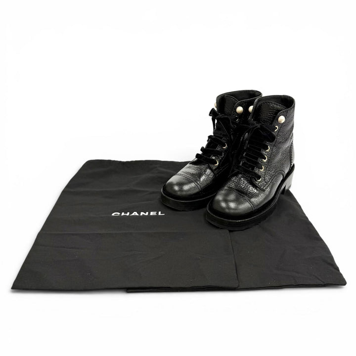 美品★CHANEL シャネル G35154 フェイクパール付 ココマーク レースアップ レザー エンジニアブーツ ブラック 36 伊製 保存袋付き