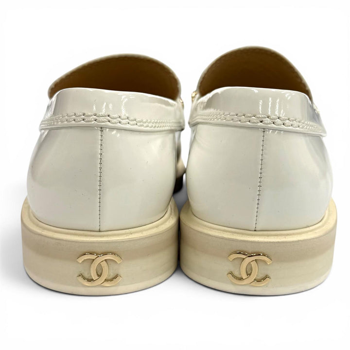 極美品★CHANEL シャネル G37430 ロゴ金具 ココマーク パテントレザー ローファー ホワイト ゴールド金具 38 イタリア製 保存袋付き