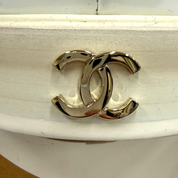 極美品★CHANEL シャネル G37430 ロゴ金具 ココマーク パテントレザー ローファー ホワイト ゴールド金具 38 イタリア製 保存袋付き