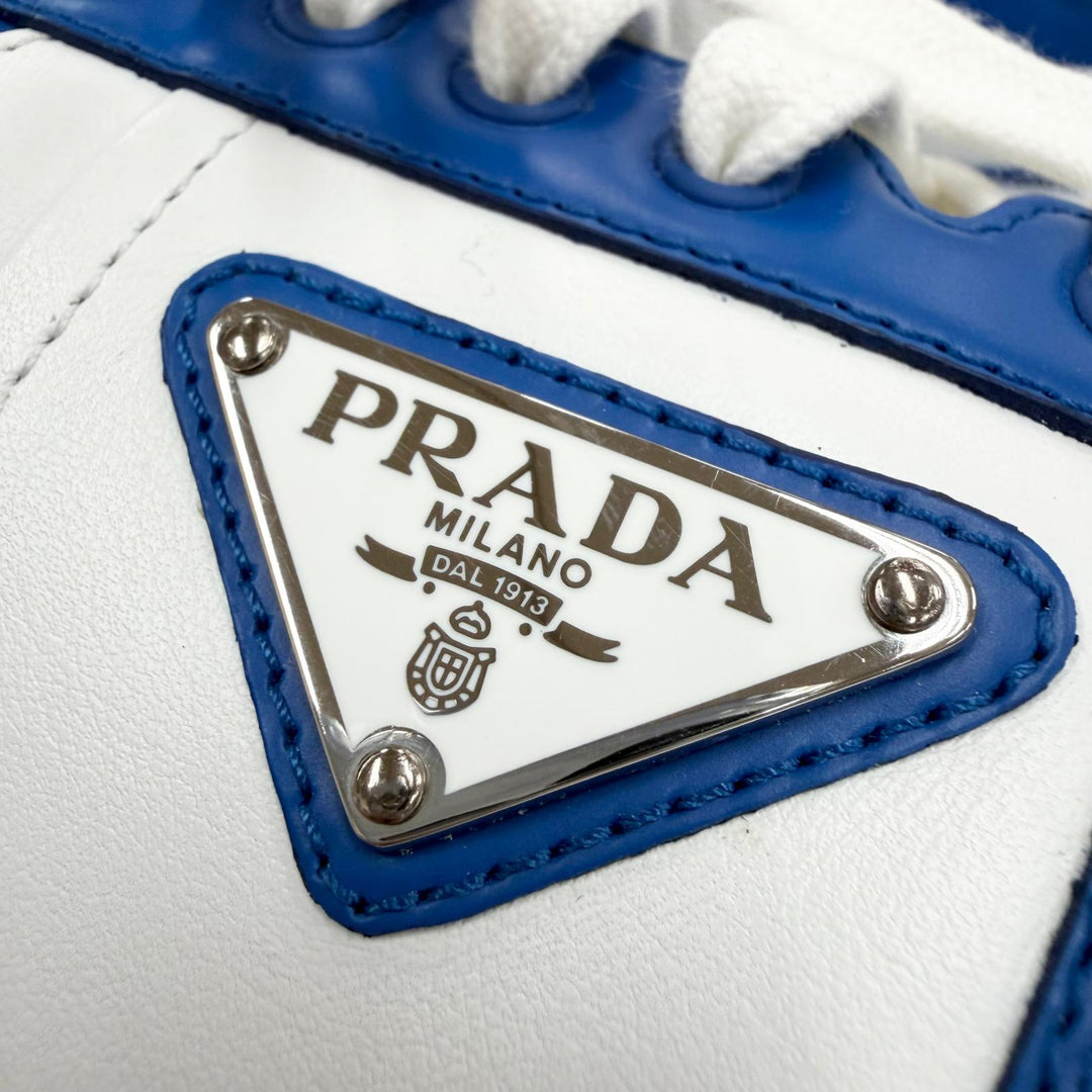 極美品▼PRADA プラダ 2EE364 レザー トライアングルロゴ 三角プレート ローカットスニーカー ブルー ホワイト 5 イタリア製 メンズ 箱付