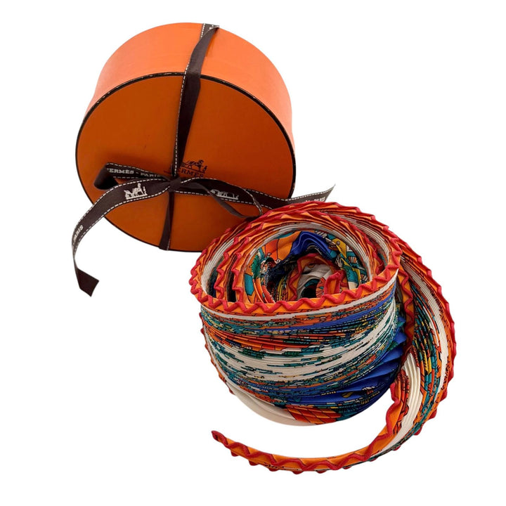 極美品★HERMES エルメス プリーツカレ 天体と太陽 ASTRES et SOLEILS シルク100% ROUGE VIF/BLANC ひし形 スカーフ レディース 箱付き