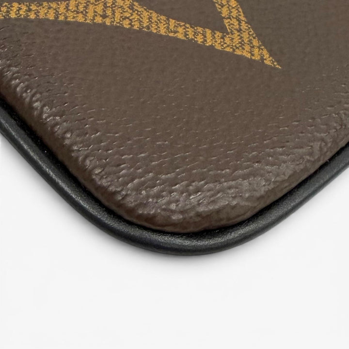 極美品★LOUIS VUITTON ルイヴィトン M68756 モノグラム ジャイアント リバース レザー ポシェット トリオ ブラウン フランス製 保存袋付