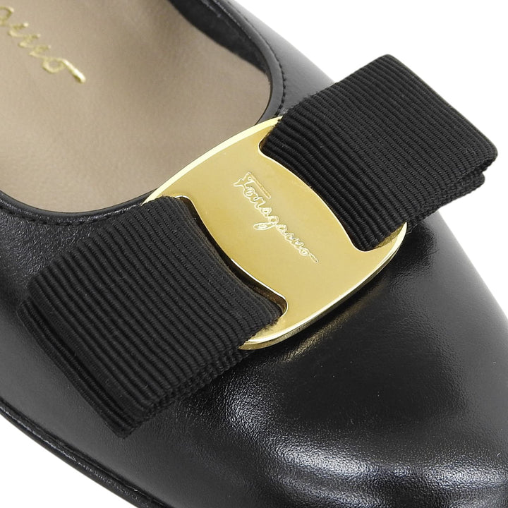 未使用品▲Salvatore Ferragamo サルヴァトーレフェラガモ ヴァラ レザー パンプス ブラック ゴールド金具 7 伊製 レディース 保存袋付き