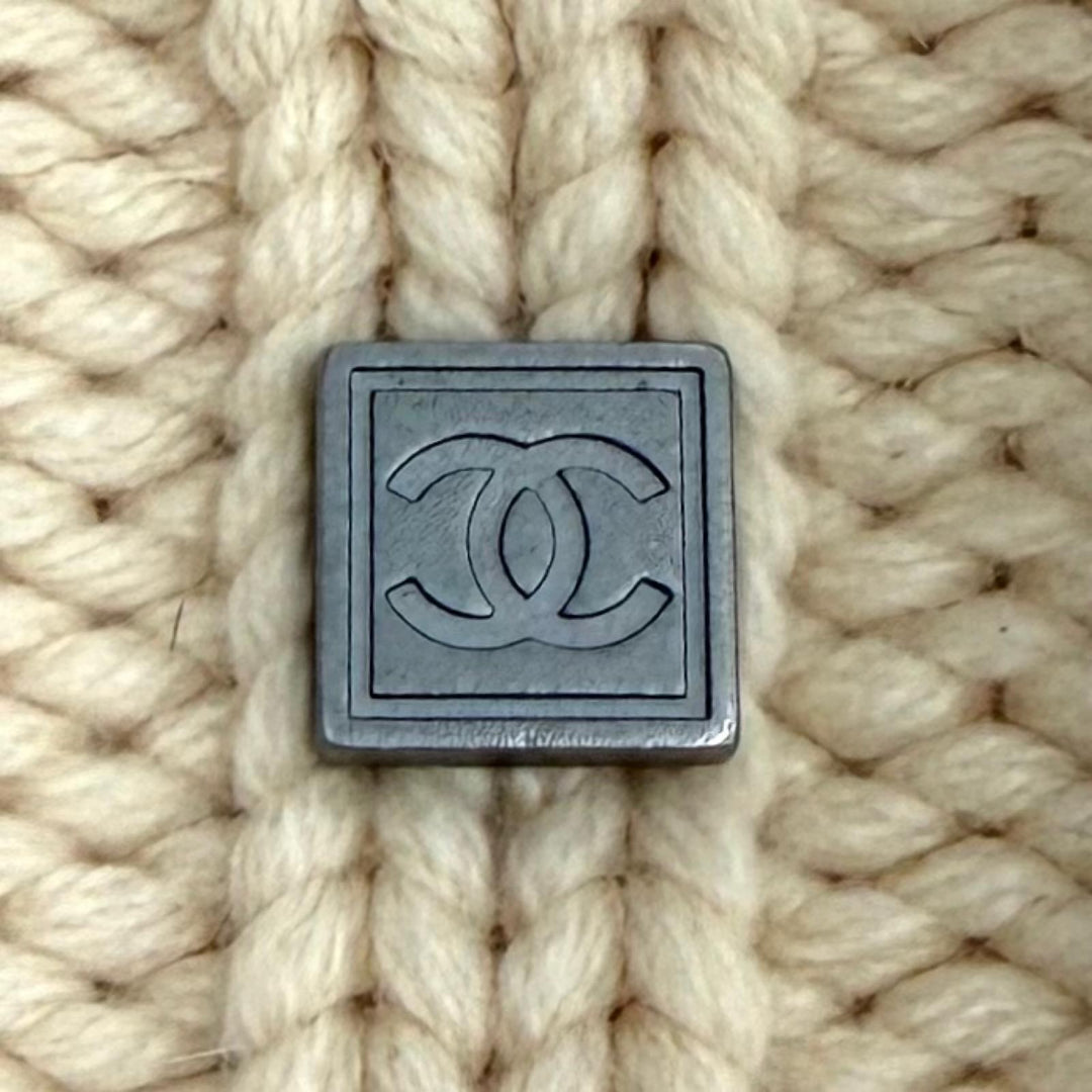 美品★CHANEL シャネル カシミヤ100％ スポーツライン ココマーク金具 ポンポン付 ニットキャップ アイボリー スコットランド製 正規品