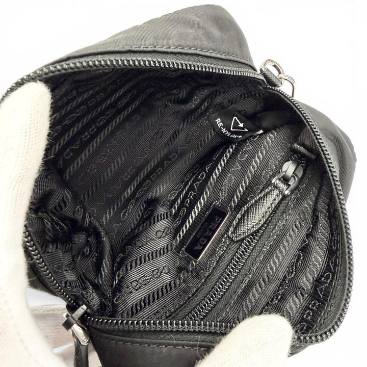 極美品△PRADA プラダ 1NS175 ヴェラ Re-Nylon ミニポーチ スモール 現行品 トライアングルロゴ 三角プレート 化粧ポーチ ブラック 伊製