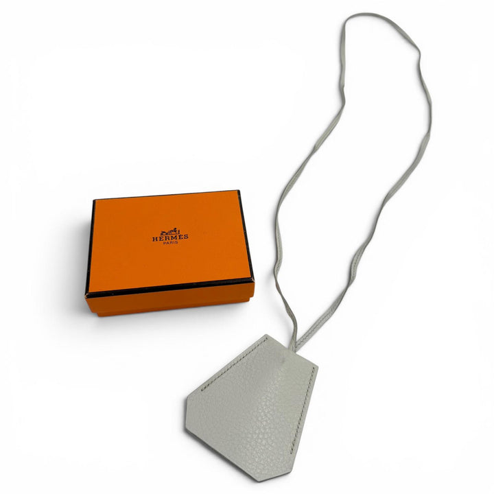 美品▼HERMES エルメス ヴィンテージ レザー シルバー金具 マルジェラ期 クロシェット ネックレス ライトグレー □E刻印 仏製 メンズ