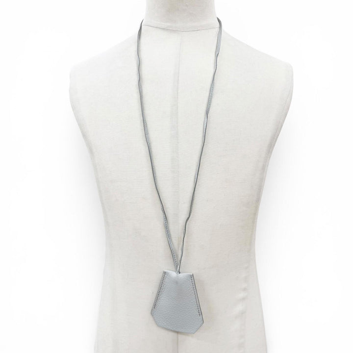 美品▼HERMES エルメス ヴィンテージ レザー シルバー金具 マルジェラ期 クロシェット ネックレス ライトグレー □E刻印 仏製 メンズ