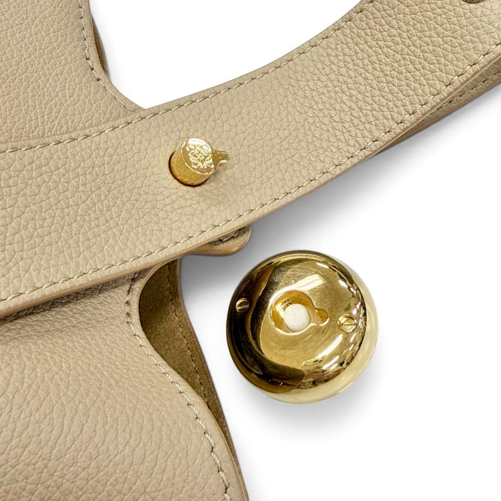美品△LOEWE ロエベ AANBBBMX01 ぺブル バケットバッグ ミニ レザー アナグラム 2WAYショルダーバッグ ベージュ ゴールド金具 スペイン製
