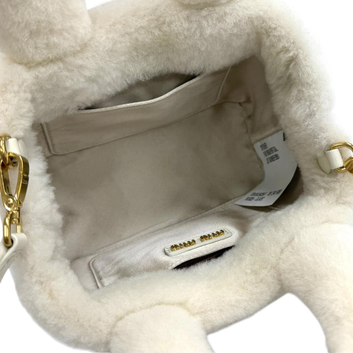 美品★MIUMIU ミュウミュウ 5BA256 シープファー ロゴプレート付 シアリング 2WAY ハンドバッグ ホワイト イタリア製 保存袋付き
