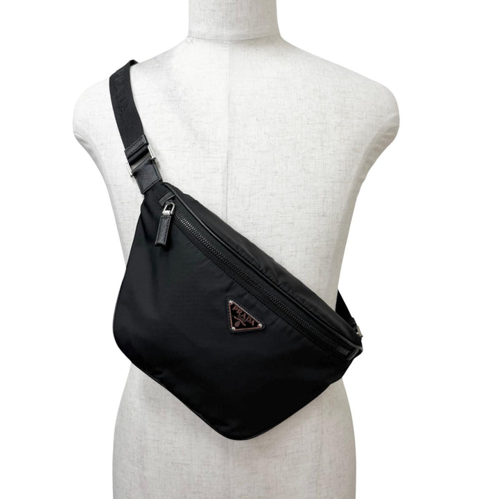 美品□PRADA プラダ 2VL033 トライアングルロゴ Re-Nylon サフィアーノレザー ボディバッグ ブラック イタリア製 メンズ 定価247500円