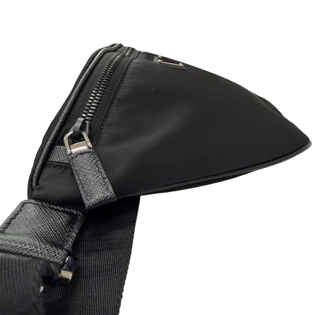 美品□PRADA プラダ 2VL033 トライアングルロゴ Re-Nylon サフィアーノレザー ボディバッグ ブラック イタリア製 メンズ 定価247500円