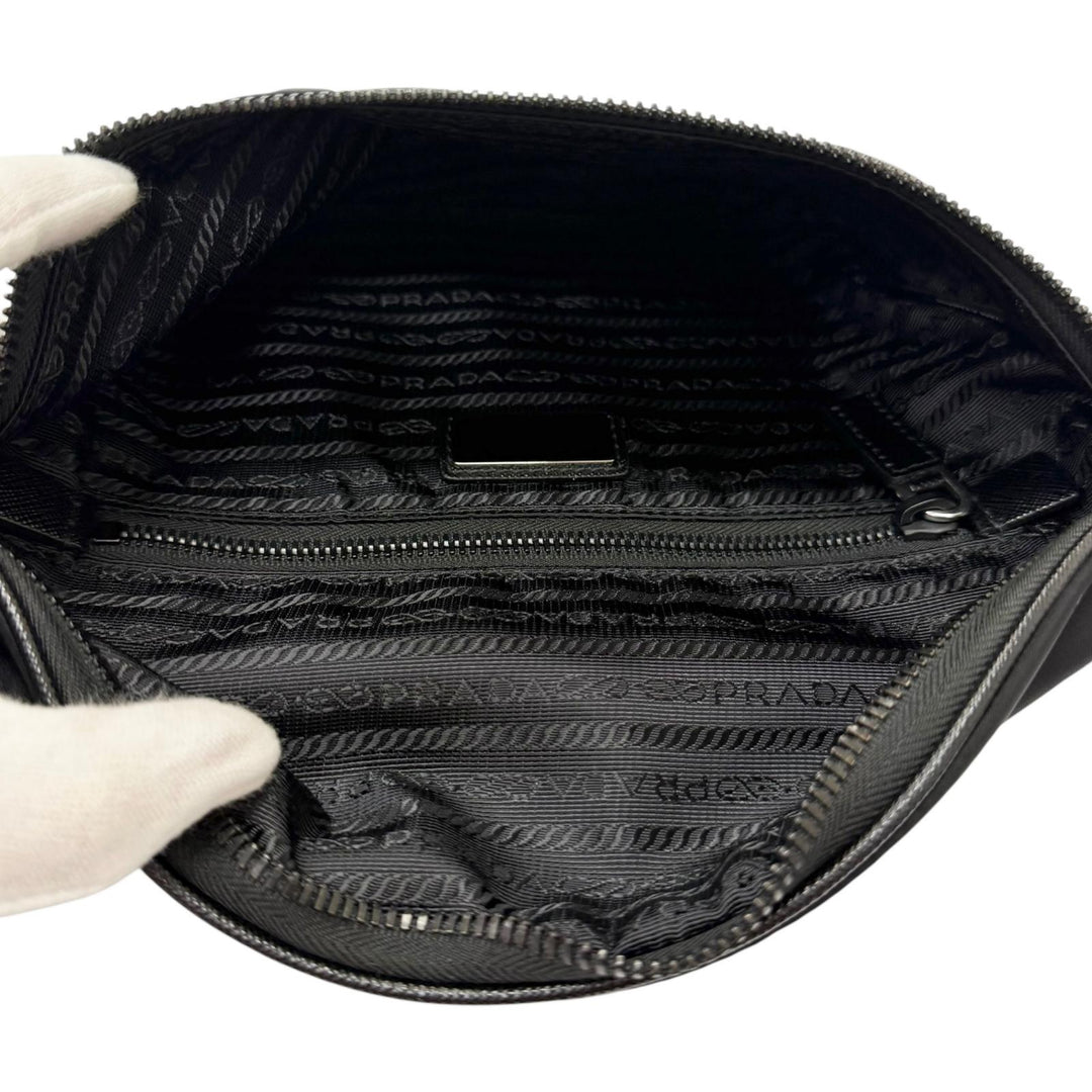 美品□PRADA プラダ 2VL033 トライアングルロゴ Re-Nylon サフィアーノレザー ボディバッグ ブラック イタリア製 メンズ 定価247500円