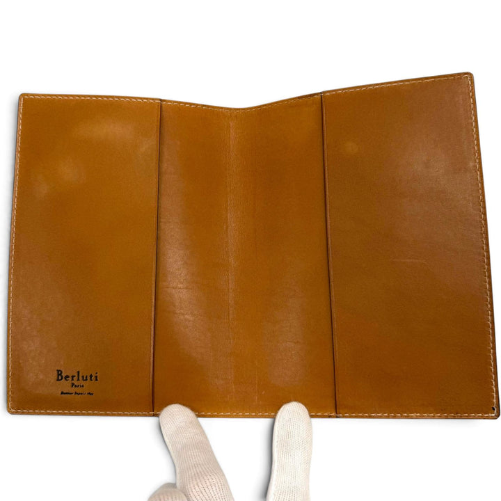 美品▼Berluti ベルルッティ スクリットレザー カリグラフィ 栞付き ブックカバー 手帳カバー レッド ブラウン イタリア製 メンズ