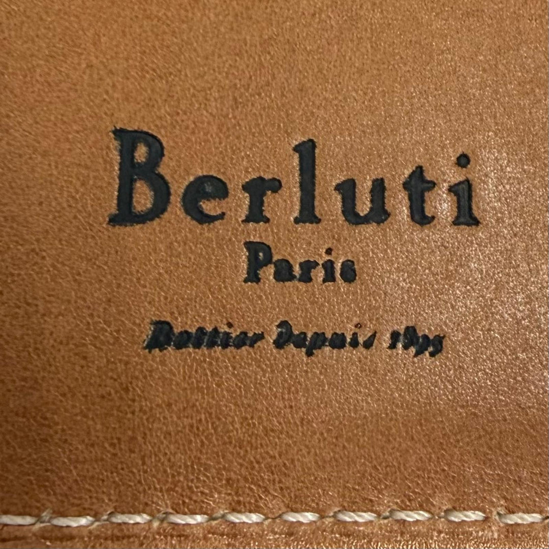 美品▼Berluti ベルルッティ スクリットレザー カリグラフィ 栞付き ブックカバー 手帳カバー レッド ブラウン イタリア製 メンズ