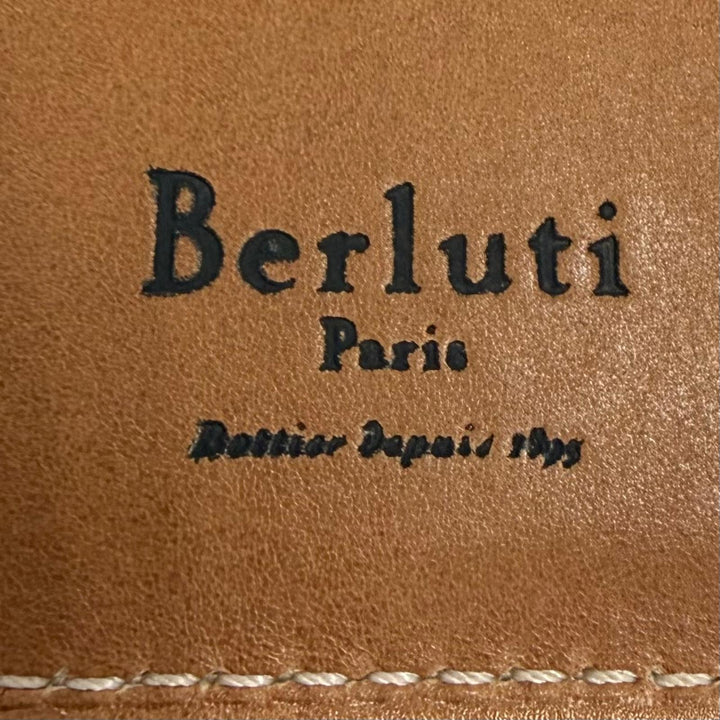 美品▼Berluti ベルルッティ スクリットレザー カリグラフィ 栞付き ブックカバー 手帳カバー レッド ブラウン イタリア製 メンズ
