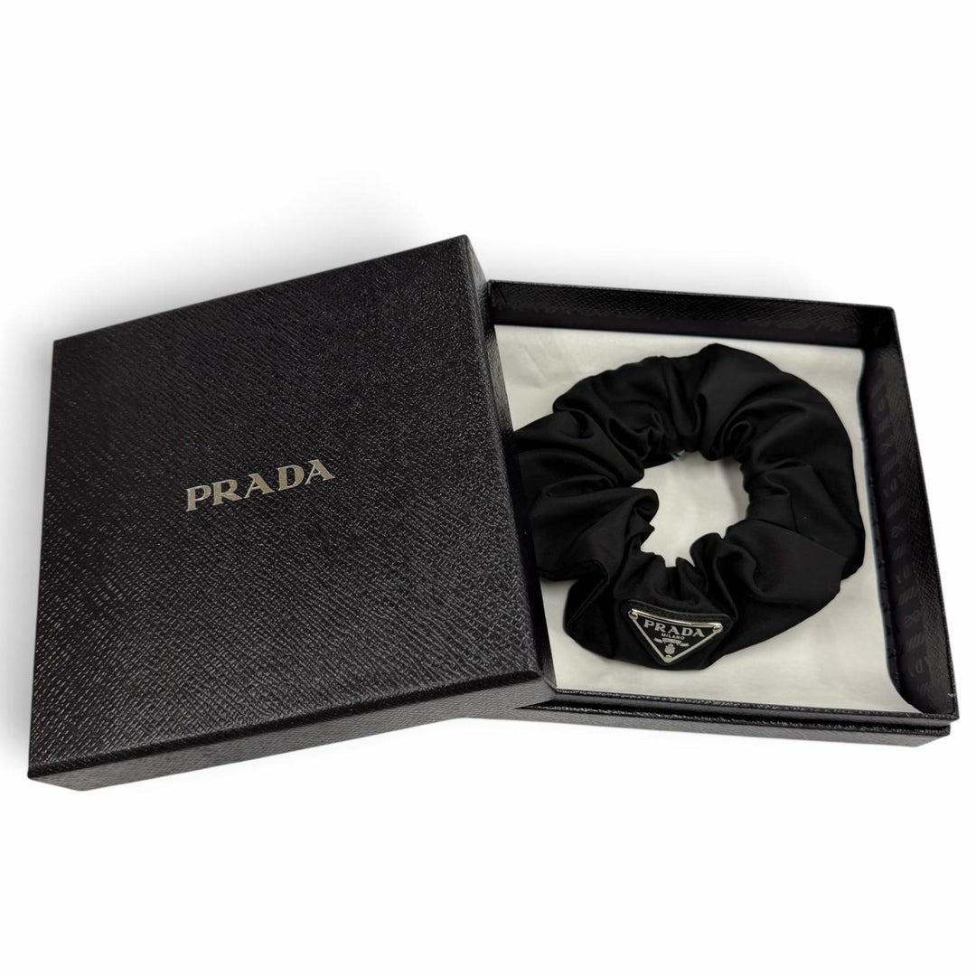 極美品☆PRADA プラダ 1IF015 テスートトライアングルロゴプレート RE-NYLON ヘアアクセサリー ナイロンシュシュ ブラック 箱付き