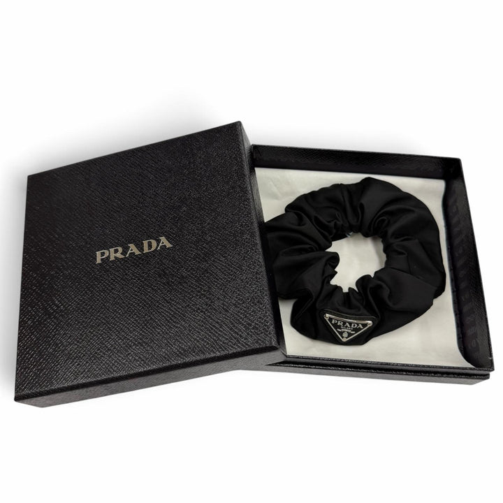 極美品☆PRADA プラダ 1IF015 テスートトライアングルロゴプレート RE-NYLON ヘアアクセサリー ナイロンシュシュ ブラック 箱付き