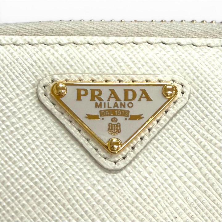 極美品△PRADA プラダ 1NR025 トライアングルロゴ サフィアーノレザー チェーンショルダー ミニ ポーチ ホワイト ゴールド金具 伊製 箱付