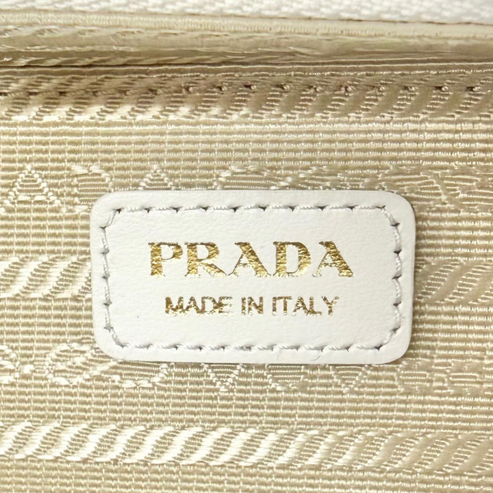 極美品△PRADA プラダ 1NR025 トライアングルロゴ サフィアーノレザー チェーンショルダー ミニ ポーチ ホワイト ゴールド金具 伊製 箱付