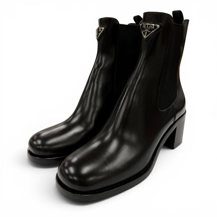 極美品☆PRADA プラダ 1T227N トライアングルロゴ ブラッシュドレザー サイドゴア ショートブーツ ブラック 38 イタリア製 レディース