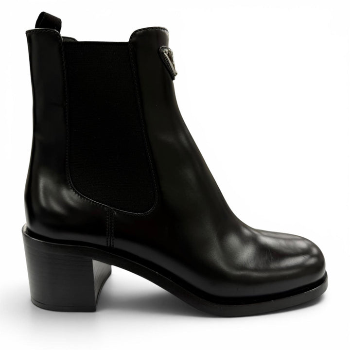 極美品☆PRADA プラダ 1T227N トライアングルロゴ ブラッシュドレザー サイドゴア ショートブーツ ブラック 38 イタリア製 レディース