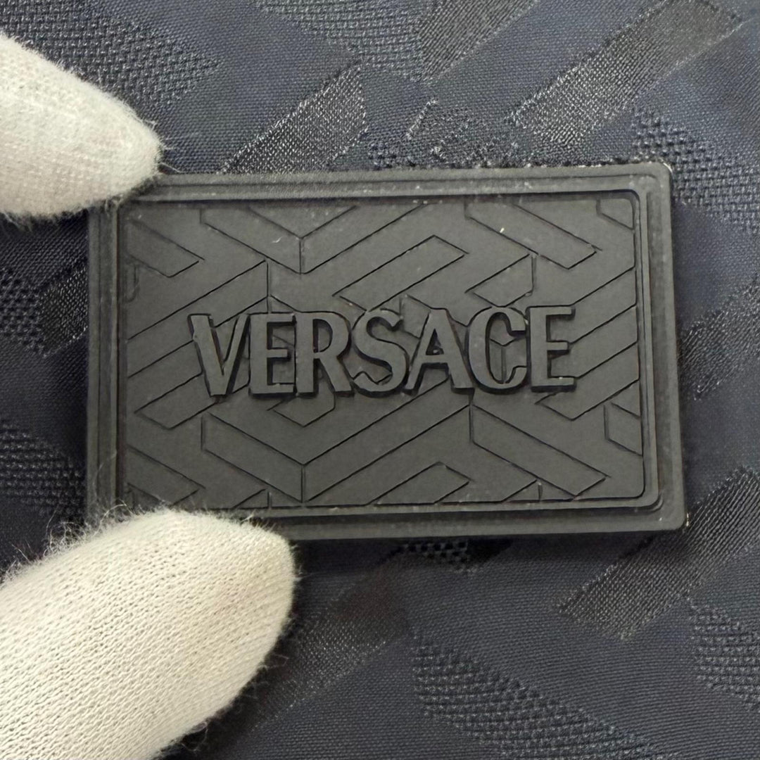 美品□VERSACE ヴェルサーチ 2022年製 1A06201 グレカ ロゴ総柄 中綿入り ボンバージャケット ネイビー ブラック 46 イタリア製 正規品