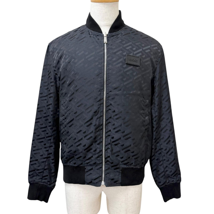 美品□VERSACE ヴェルサーチ 2022年製 1A06201 グレカ ロゴ総柄 中綿入り ボンバージャケット ネイビー ブラック 46 イタリア製 正規品