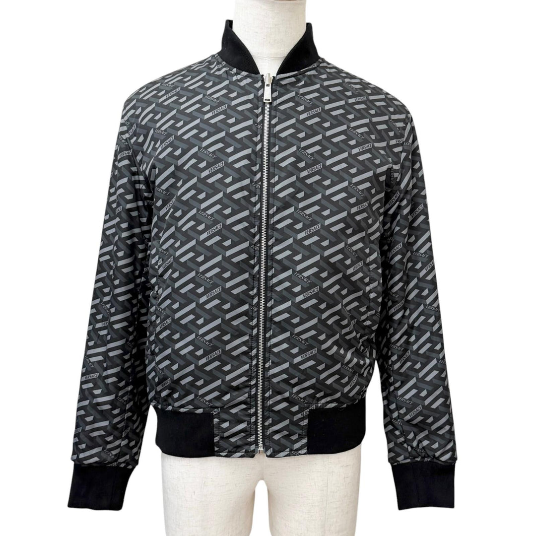 美品□VERSACE ヴェルサーチ 2022年製 1A06201 グレカ ロゴ総柄 中綿入り ボンバージャケット ネイビー ブラック 46 イタリア製 正規品