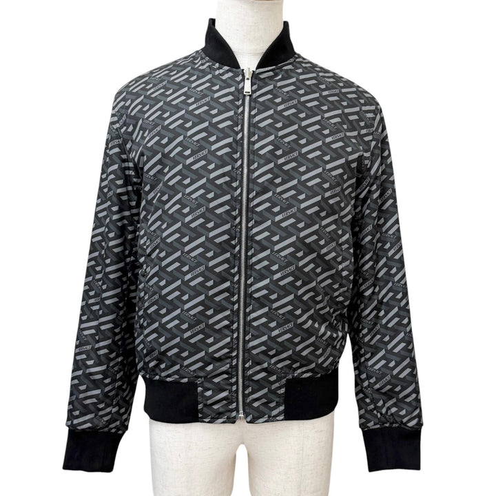 美品□VERSACE ヴェルサーチ 2022年製 1A06201 グレカ ロゴ総柄 中綿入り ボンバージャケット ネイビー ブラック 46 イタリア製 正規品