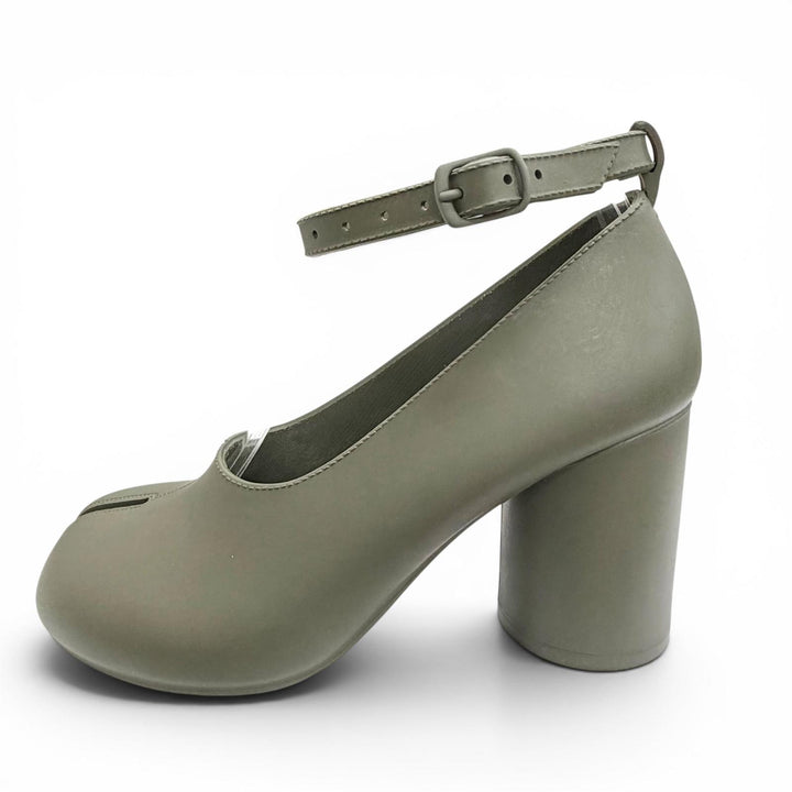 美品△Maison Margiela 22 メゾンマルジェラ22 S58WL0222 TABI ラバー アンクルストラップ レインシューズ パンプス カーキ 35 箱・袋付