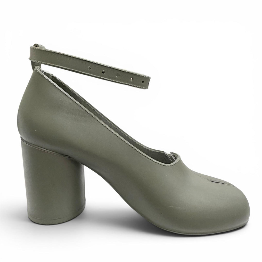 美品△Maison Margiela 22 メゾンマルジェラ22 S58WL0222 TABI ラバー アンクルストラップ レインシューズ パンプス カーキ 35 箱・袋付