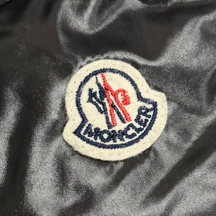 美品△MONCLER モンクレール MANTELLA ウール100％ ロゴワッペン ダウンスリーブ フリンジ ケープコート ポンチョ ブラック S 正規品