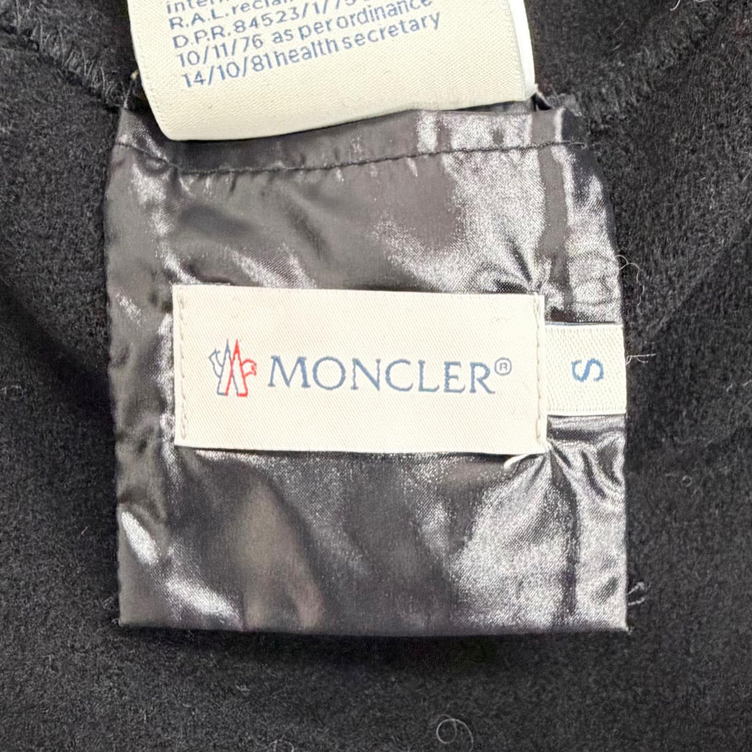 美品△MONCLER モンクレール MANTELLA ウール100％ ロゴワッペン ダウンスリーブ フリンジ ケープコート ポンチョ ブラック S 正規品