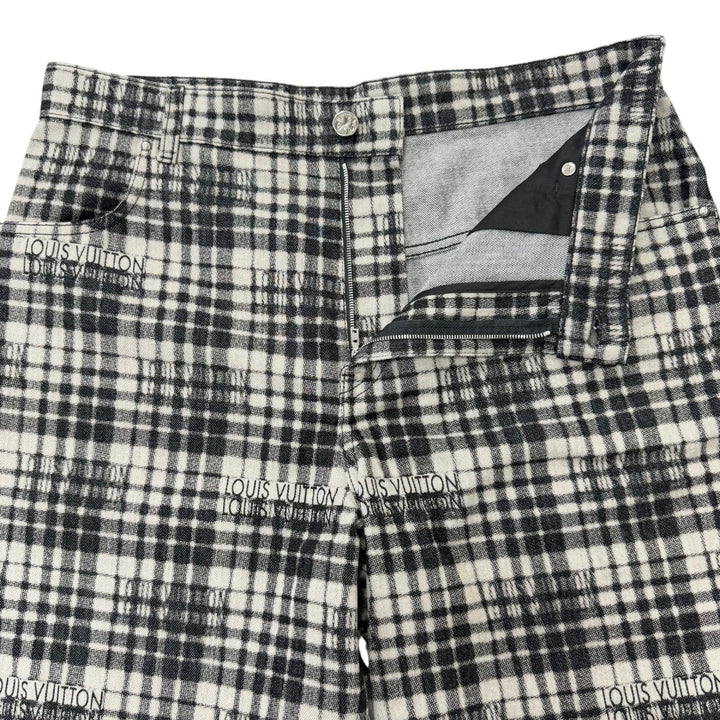 極美品□LOUIS VUITTON ルイヴィトン 23AW ロゴ チェック柄 レザーパッチ LVロゴ金具 デニムショートパンツ グレー 34 フランス製 正規品