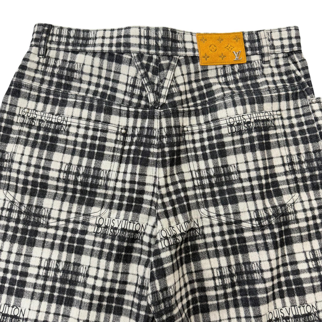 極美品□LOUIS VUITTON ルイヴィトン 23AW ロゴ チェック柄 レザーパッチ LVロゴ金具 デニムショートパンツ グレー 34 フランス製 正規品
