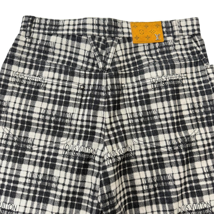 極美品□LOUIS VUITTON ルイヴィトン 23AW ロゴ チェック柄 レザーパッチ LVロゴ金具 デニムショートパンツ グレー 34 フランス製 正規品